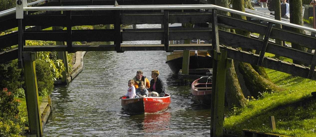 Fluisterboot varen Giethoorn