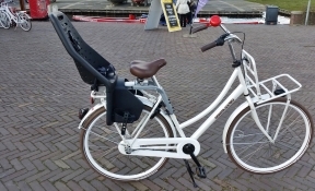 omafiets te huur moederfits met Yepp fietszitje