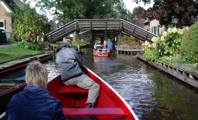 bootje varen in giethoorn